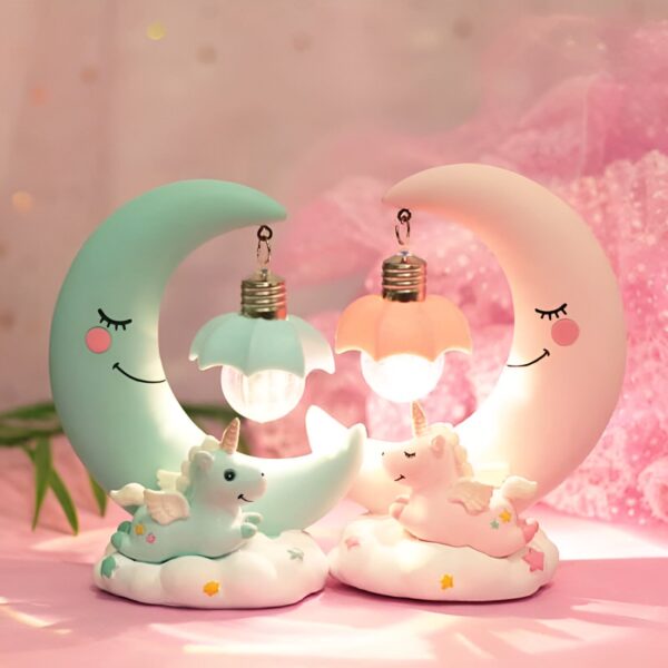 Lampes de chevet décoratives en forme de lune pastel avec des visages souriants et des licornes posées sur des nuages. Éclairage d'ambiance douce, idéal pour chambre d'enfant. Décor féerique et onirique., 45501071360255 | Licorne Shop