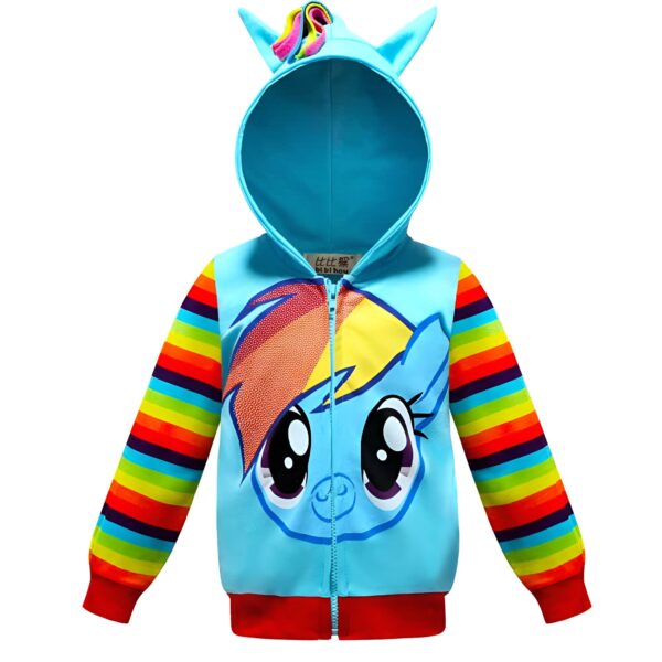 veste-a-capuche-style-licorne-1a.jpg Veste enfant à capuche bleu ciel avec motif My Little Pony et manches rayées arc-en-ciel. La capuche a des oreilles et une crinière arc-en-ciel. Fermeture éclair sur le devant et ourlet rouge., 45501824598271,45501824631039,45501824663807,45501824696575,45501824729343,45501824762111,45501824794879,45501824827647 | Licorne Shop