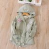 veste-chaude-a-capuche-licorne-automne-1a.jpg Veste kaki à capuche pour fille, décorée de patchs nuage rose, licorne et fleurs, sur cintre en bois. Vêtement d'extérieur tendance pour enfant., 45501801529599,45501801562367,45501801595135,45501801627903,45501801660671,45501801693439,45501801726207,45501801758975 | Licorne Shop