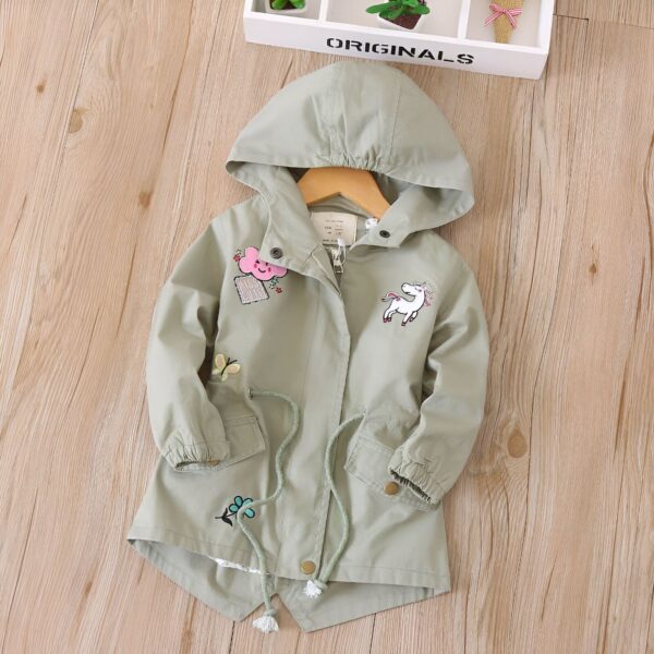 veste-chaude-a-capuche-licorne-automne-1a.jpg Veste kaki à capuche pour fille, décorée de patchs nuage rose, licorne et fleurs, sur cintre en bois. Vêtement d'extérieur tendance pour enfant., 45501801529599,45501801562367,45501801595135,45501801627903,45501801660671,45501801693439,45501801726207,45501801758975 | Licorne Shop