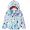 Veste à capuche pour enfant avec motif dinosaures et licornes sur fond bleu pastel. Fermeture éclair et poches avant. Idéal pour les jours frais., 45502385520895,45502385553663,45502385586431,45502385619199,45502385651967,45502385684735,45502385717503,45502385750271 | Licorne Shop