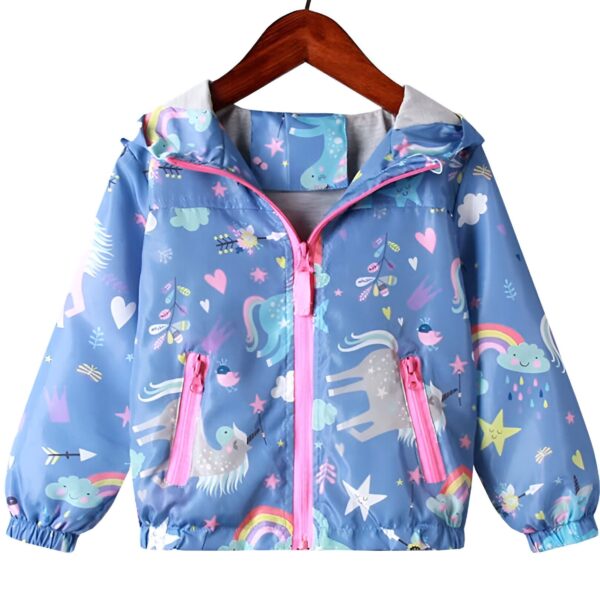 veste-licorne-a-capuche-polaire-pour-tout-petits-1a.jpg Veste imperméable pour enfant, motif licornes et arcs-en-ciel, fermeture éclair rose. Vêtement gai et coloré pour les jours de pluie., 45501820109055,45501820141823,45501820174591,45501820207359,45501820240127,45501820272895,45501820305663,45501820338431 | Licorne Shop