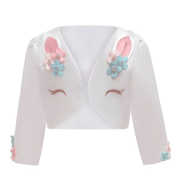 veste-licorne-brodee-pour-enfant-1a.jpg Veste blanche pour enfant décorée d'un motif de licorne avec des oreilles roses, des fleurs bleues et roses et des cils brodés, idéale pour les occasions spéciales ou comme vêtement de fête., 45501809524991,45501809557759,45501809590527,45501809623295,45501809656063,45501809688831,45501809721599,45501809754367 | Licorne Shop
