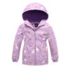 veste-licorne-enfant-motif-pastel-1a.jpg Veste pour enfant à motifs licornes et fleurs, couleur lilas avec capuche violette. Vêtement imperméable, idéal pour les jours de pluie., 45501804642559,45501804675327,45501804708095,45501804740863,45501804773631,45501804806399,45501804839167,45501804871935 | Licorne Shop