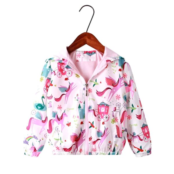 veste-licorne-pour-fille-taille-4t-1a.jpg Veste légère pour enfant à motif licornes et carrosses féériques, suspendue à un cintre. Vêtement rose doublé pour fille, idéal pour la mi-saison. Fermeture éclair centrale., 45501801791743,45501801824511,45501801857279,45501801890047,45501801922815,45501801955583,45501801988351,45501802021119 | Licorne Shop
